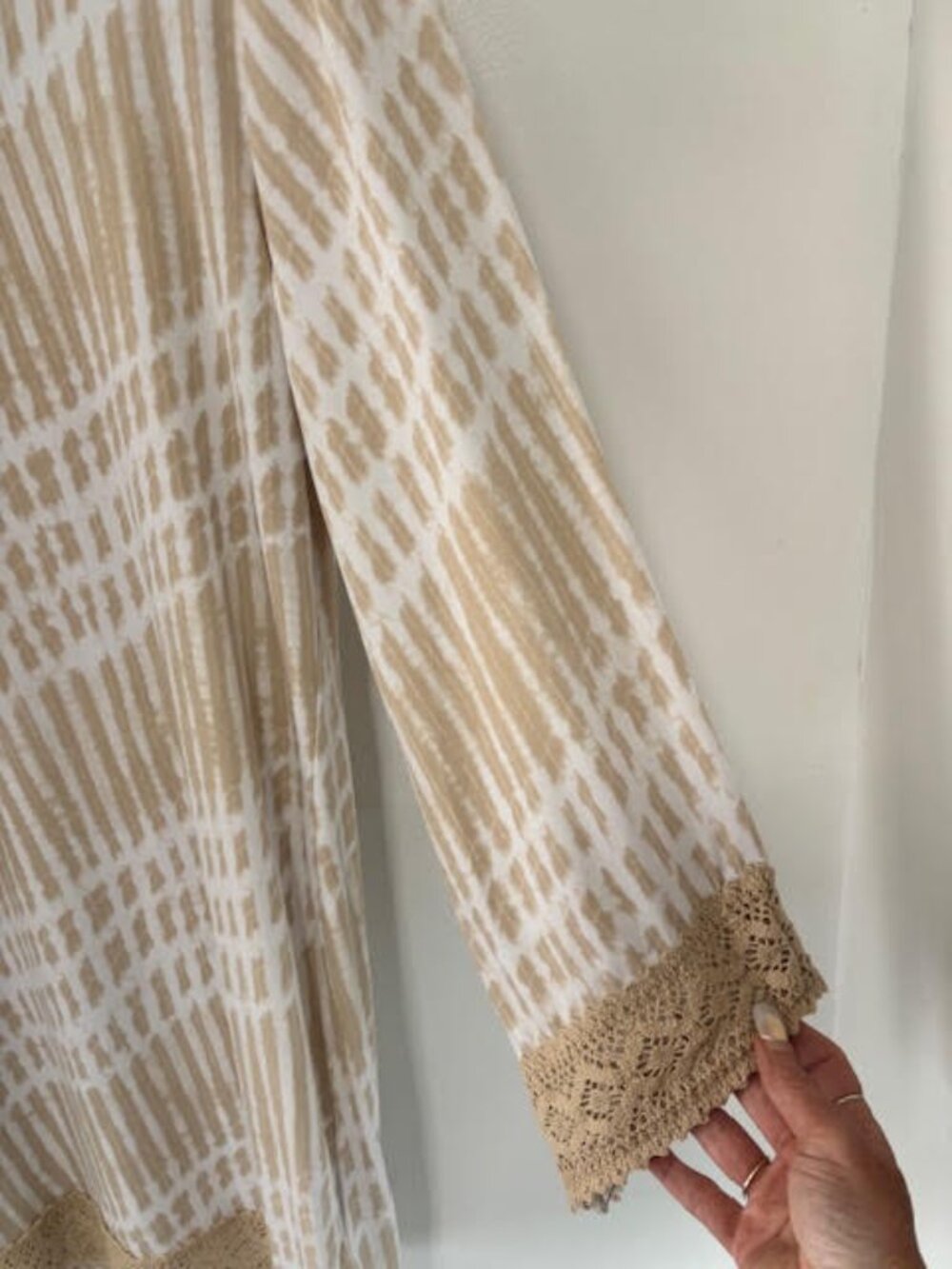Michael Kors Women's Tunic Top Size Large Beige White Abstract Print Lace Trim - Picture 5 of 7